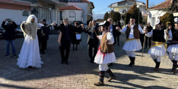 Η Ολυμπιάδα υποδέχτηκε το 2025 με το παραδοσιακό έθιμο «Έσκα» – Δείτε φωτογραφίες και βίντεο
