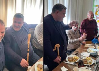 Το ευτράπελο στην εκδήλωση του ΕΒΕ – Η γκλίτσα που δώρισε ο Γιάννης Μητλιάγκας στον Κ. Βύζα