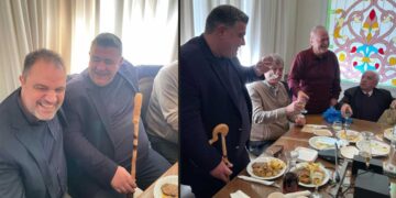 Το ευτράπελο στην εκδήλωση του ΕΒΕ – Η γκλίτσα που δώρισε ο Γιάννης Μητλιάγκας στον Κ. Βύζα