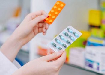 Υπουργείο Υγείας: Στα φαρμακεία της γειτονιάς θα έρθουν τα φάρμακα υψηλού κόστους μετά το “ντου” με κλειδαρά στον ΕΟΠΥΥ