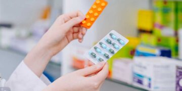 Υπουργείο Υγείας: Στα φαρμακεία της γειτονιάς θα έρθουν τα φάρμακα υψηλού κόστους μετά το “ντου” με κλειδαρά στον ΕΟΠΥΥ