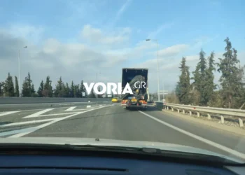 Προσοχή στην Εγνατία Οδό: Έπεσαν βέργες και πλαστικά αντικείμενα από φορτηγό στον κόμβο της Βέροιας, προς Θεσσαλονίκη