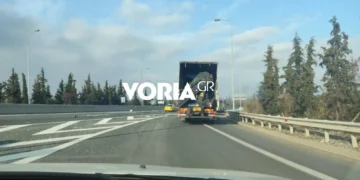 Προσοχή στην Εγνατία Οδό: Έπεσαν βέργες και πλαστικά αντικείμενα από φορτηγό στον κόμβο της Βέροιας, προς Θεσσαλονίκη