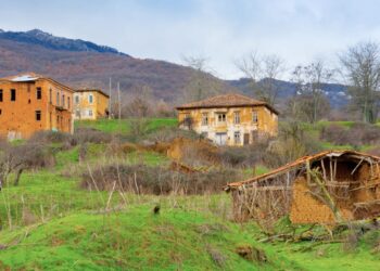 Γάβρος: Το χωριό της Καστοριάς με την άγρια ομορφιά που έχει γίνει σκηνικό ταινίας