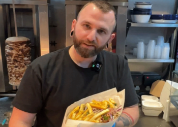 Έλληνας που ζει στο Λονδίνο παρασκευάζει τυλιχτό με γύρο… 4 κιλά και τρελαίνει τους Βρετανούς