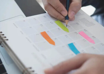 Αργίες 2025: Πότε να ετοιμάσετε βαλίτσες για τριήμερα και πότε πέφτει Καθαρά Δευτέρα και Πάσχα