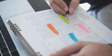 Αργίες 2025: Πότε να ετοιμάσετε βαλίτσες για τριήμερα και πότε πέφτει Καθαρά Δευτέρα και Πάσχα