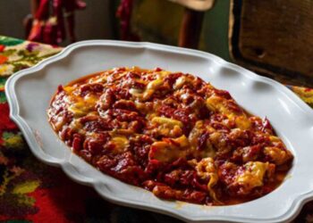 Κασκουτηγάν: Τοπικός μεζές του Νυμφαίου, με τυρί μπάτζιο και πιπεριές Φλωρίνης