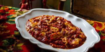 Κασκουτηγάν: Τοπικός μεζές του Νυμφαίου, με τυρί μπάτζιο και πιπεριές Φλωρίνης