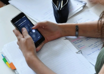 Έρευνα στην Καστοριά: 7 στους 10 νέους χρησιμοποιούν το κινητό πάνω από 5 ώρες τη μέρα