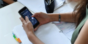 Έρευνα στην Καστοριά: 7 στους 10 νέους χρησιμοποιούν το κινητό πάνω από 5 ώρες τη μέρα