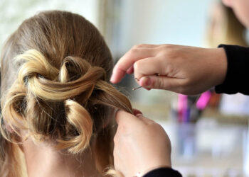 Θεσσαλονίκη: Μάνα και γιαγιά νύφης ξυλοκόπησαν κομμώτρια επειδή δεν τους άρεσε το χτένισμα του γάμου!