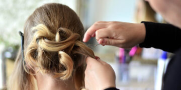 Θεσσαλονίκη: Μάνα και γιαγιά νύφης ξυλοκόπησαν κομμώτρια επειδή δεν τους άρεσε το χτένισμα του γάμου!