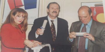 Όταν η Πτολεμαΐδα έδωσε στον εκλιπόντα πρώην Πρωθυπουργό Κώστα Σημίτη , το “Χρυσό Κλειδί” της! (της Κούλας Πουλασιχίδου)