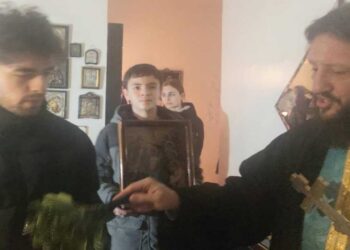 Αγιάζονται τα σπίτια των Ενοριτών του Ιερού Ναού Αγίου Στεφάνου Πτολεμαΐδας από τον Ιερέα τους, Πατέρα Τιμόθεο Τσισμαλίδη! (Ρεπορτάζ της Κούλας Πουλασιχίδου)