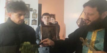 Αγιάζονται τα σπίτια των Ενοριτών του Ιερού Ναού Αγίου Στεφάνου Πτολεμαΐδας από τον Ιερέα τους, Πατέρα Τιμόθεο Τσισμαλίδη! (Ρεπορτάζ της Κούλας Πουλασιχίδου)