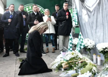 Μίμης Δομάζος – κηδεία: Συγκίνηση στην τελευταία στάση στη Λεωφόρο, ουρές στη Μητρόπολη