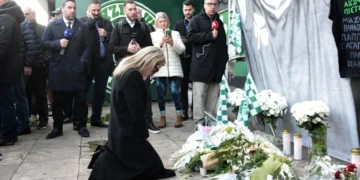 Μίμης Δομάζος – κηδεία: Συγκίνηση στην τελευταία στάση στη Λεωφόρο, ουρές στη Μητρόπολη