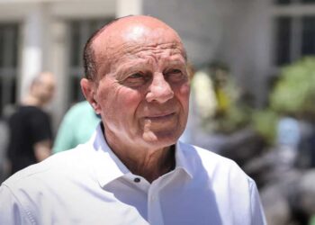 Πέθανε ο Μίμης Δομάζος – Δεν άντεξε μετά την ανακοπή που υπέστη