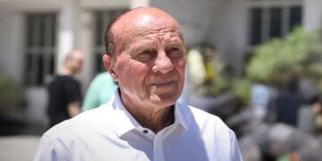 Πέθανε ο Μίμης Δομάζος – Δεν άντεξε μετά την ανακοπή που υπέστη