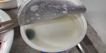 Σάλος στη Φιλοσοφική του ΕΚΠΑ: Μοίρασαν στους φοιτητές μουχλιασμένα γιαούρτια