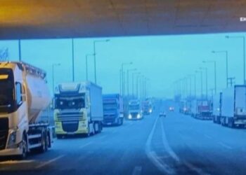 Δερβένι Θεσσαλονίκης: 80 νταλίκες ακινητοποιημένες εδώ και 32 ώρες – «Η Τροχαία δεν σηκώνει το τηλέφωνο»