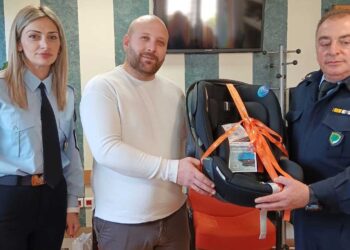 Το Τμήμα Τροχαίας Κοζάνης δώρισε παιδικό κάθισμα αυτοκινήτου στο πρώτο παιδί του 2025 που γεννήθηκε στην πόλη της Κοζάνης