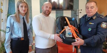 Το Τμήμα Τροχαίας Κοζάνης δώρισε παιδικό κάθισμα αυτοκινήτου στο πρώτο παιδί του 2025 που γεννήθηκε στην πόλη της Κοζάνης