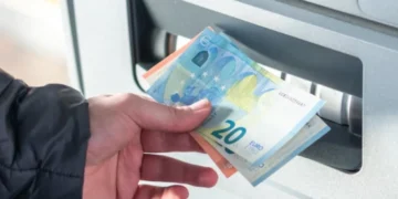Προσοχή στα ΑΤΜ: Γιατί να μην κάνετε ανάληψη χρημάτων εκτός τραπεζικού ωραρίου