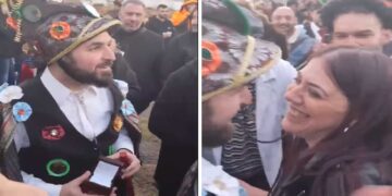 Συγκινητική πρόταση γάμου στο έθιμο των Μωμόγερων στα Αλωνάκια