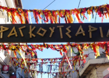 Θεοφάνια: Οι τολμηροί βουτηχτάδες, τα Ραγκουτσάρια και τα έθιμα που αναβιώνουν στη Βόρεια Ελλάδα