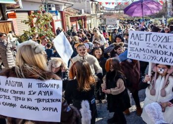 Δήμος Βοΐου: Εντυπωσίασαν με πολύ μεγάλη συμμετοχή τα Μπουμπουσάρια στη Σιάτιστα (Φωτογραφίες)