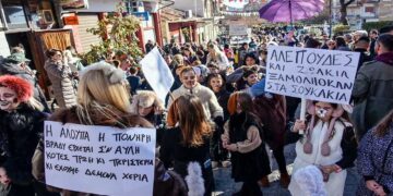 Δήμος Βοΐου: Εντυπωσίασαν με πολύ μεγάλη συμμετοχή τα Μπουμπουσάρια στη Σιάτιστα (Φωτογραφίες)