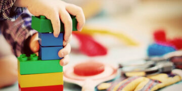 Επιπλέον 20.000 οικογένειες αποκτούν πρόσβαση σε βρεφονηπιακούς σταθμούς