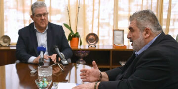 Στον Περισσό ο Π. Πλακεντάς – Συζητά με τον Δ. Κουτσούμπα στο πλαίσιο των επαφών με τους πολιτικούς αρχηγούς