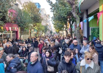 ΠΤΟΛΕΜΑΙΔΑ: Πρωτοφανής στα χρονικά η συμμετοχή στη διαμαρτυρία – Ως το “Δίφωνο” και το Parking Λαζαρίδη οι διαδηλωτές