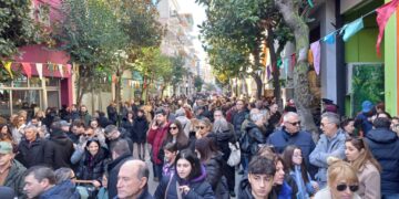 ΠΤΟΛΕΜΑΙΔΑ: Πρωτοφανής στα χρονικά η συμμετοχή στη διαμαρτυρία – Ως το “Δίφωνο” και το Parking Λαζαρίδη οι διαδηλωτές