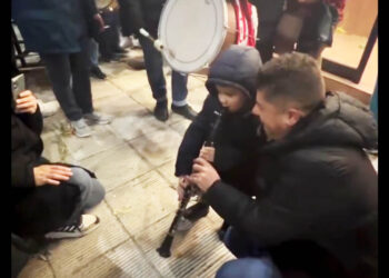 Ο 4χρονος γιος του Γιάννη Γρίβα «έκλεψε» την παράσταση με το κλαρίνο του μπαμπά του στην Κοζάνη (Βίντεο)