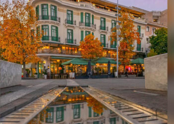 Μαγευτική αντανάκλαση: Η Πλατεία Κοζάνης μέσα από τον φακό του Αργύρη Καραμούζα