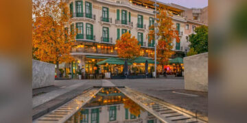 Μαγευτική αντανάκλαση: Η Πλατεία Κοζάνης μέσα από τον φακό του Αργύρη Καραμούζα