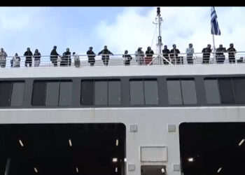 Κυκλάδες: Αναχωρούν οι κάτοικοι  – Συνωστισμός στα λιμάνια και ουρές στα ταξιδιωτικά πρακτορεία