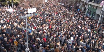 Από ψηλά η διαδήλωση στην Κοζάνη – Κοσμοπλημμύρα διαδηλωτών