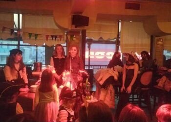 Εκπλήξεις και αποκριάτικο χρώμα στην κοπή της Βασιλόπιτας του Εργαστηρίου Δημιουργικής Έκφρασης και Μάθησης Σχεδίου και Ζωγραφικής Ζωγραφί-ΖΩ!  (της Κούλας Πουλασιχίδου)