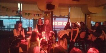 Εκπλήξεις και αποκριάτικο χρώμα στην κοπή της Βασιλόπιτας του Εργαστηρίου Δημιουργικής Έκφρασης και Μάθησης Σχεδίου και Ζωγραφικής Ζωγραφί-ΖΩ!  (της Κούλας Πουλασιχίδου)