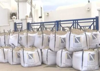 Προετοιμασίες για τσουνάμι στη Σαντορίνη – Έστησαν αναχώματα με σακιά στον Μονόλιθο