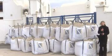 Προετοιμασίες για τσουνάμι στη Σαντορίνη – Έστησαν αναχώματα με σακιά στον Μονόλιθο