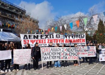 “ΔΕΝ ΕΧΩ ΟΞΥΓΟΝΟ” φωνάζει η Πτολεμαΐδα – Συμπαράσταση στους συγγενείς των θυμάτων των Τεμπών (Φωτογραφίες)