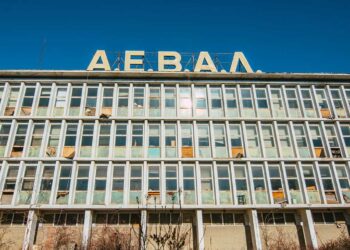 Χωρίς αξιοπρεπείς χώρους υγιεινής οι τεχνικές υπηρεσίες στην π. ΑΕΒΑΛ -«Οι εργαζόμενοι φτάνουν στο σημείο να κάνουν την ανάγκη τους στα δέντρα»