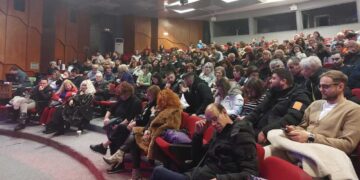 Η Πτολεμαΐδα γέλασε “με την ψυχή της” στο γεμάτο Πνευματικό Κέντρο με την κωμωδία “ΑΜΕΤΙ ΜΟΥ ΧΑΜΕΤΙ 2”