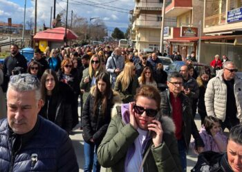 57 λευκά μπαλόνια αφέθηκαν στον ουρανό του Αμυνταίου στη μνήμη των 57 θυμάτων των Τεμπών